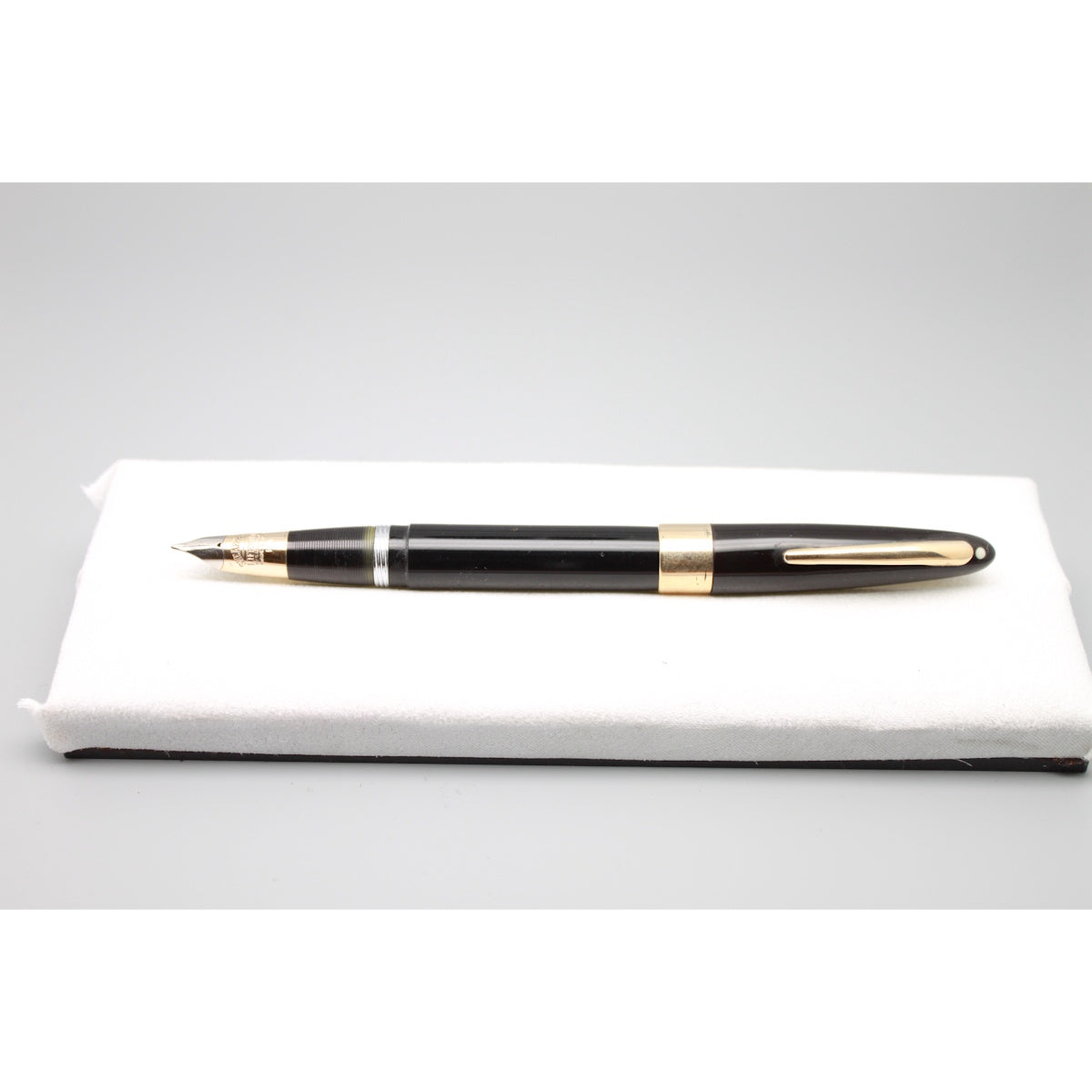 Sheaffer White dot Black GT with Triumph nib 14k